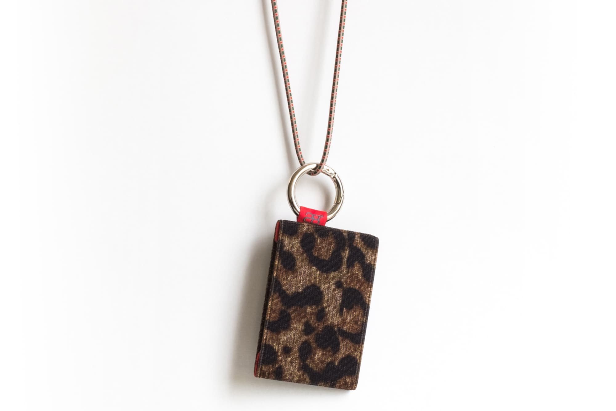 Nº5 portemonnee met junglemotief, hangend aan een koord