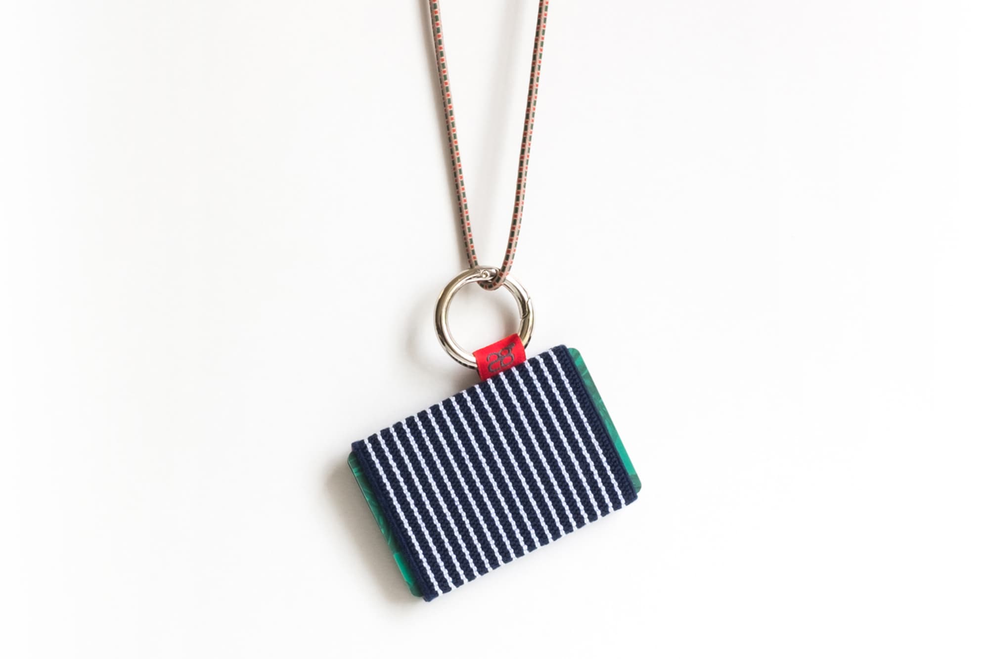 Nº6 portemonnee in marineblauw, hangend aan een koord